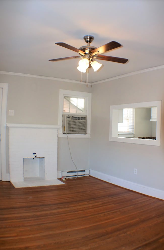 Building Photo - "Charming 2-Bed Home with Gleaming Hardwood Floors in Hendersonville!"