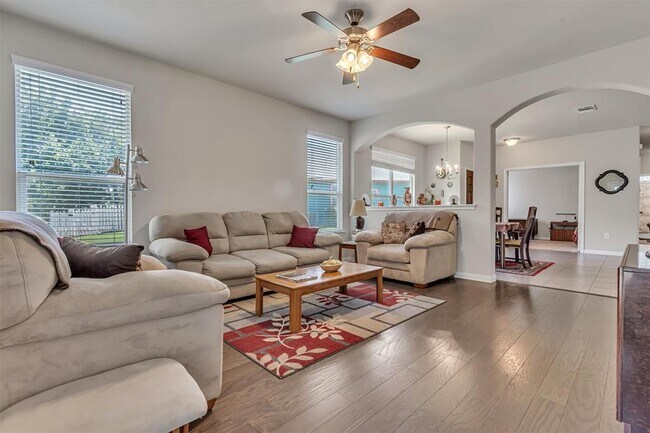 Building Photo - 711 Rolling Oak Dr