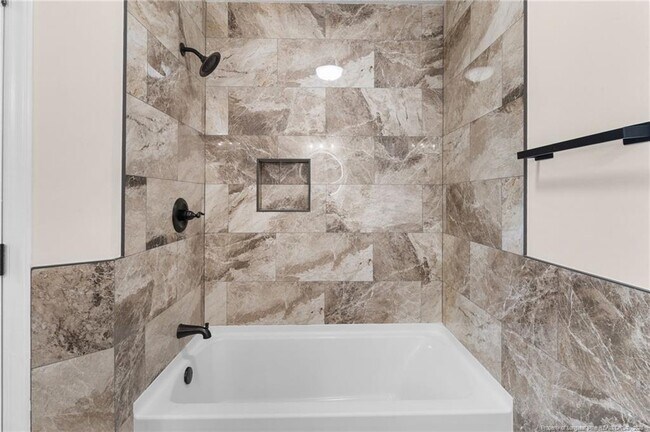 Building Photo - 166 Oakview Dr