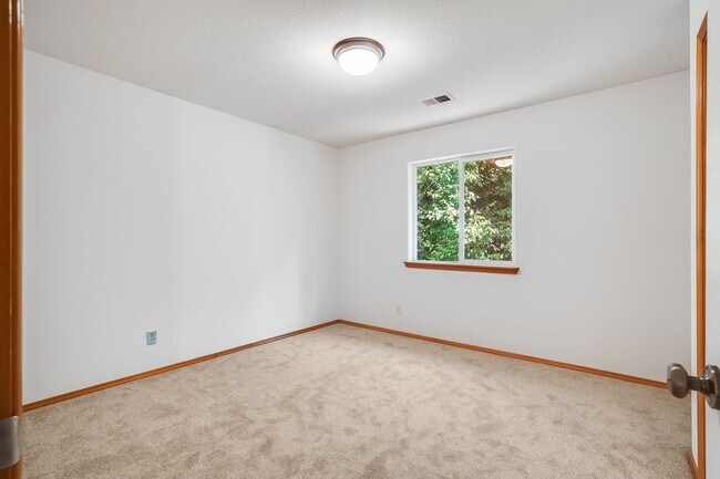 Building Photo - Spacious 5-Bed Bethany Home with Solar, A/C & Private Wooded Setting — Available Now!