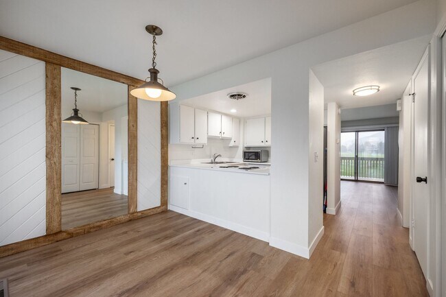 Building Photo - Conveniently Located Racquet Club Condo