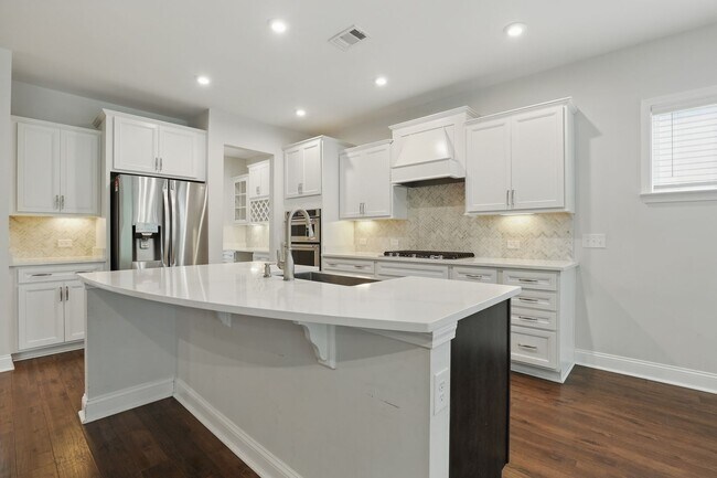 Building Photo - Spacious 5 Bedroom Home in Richmond Hill’s Waterways Community