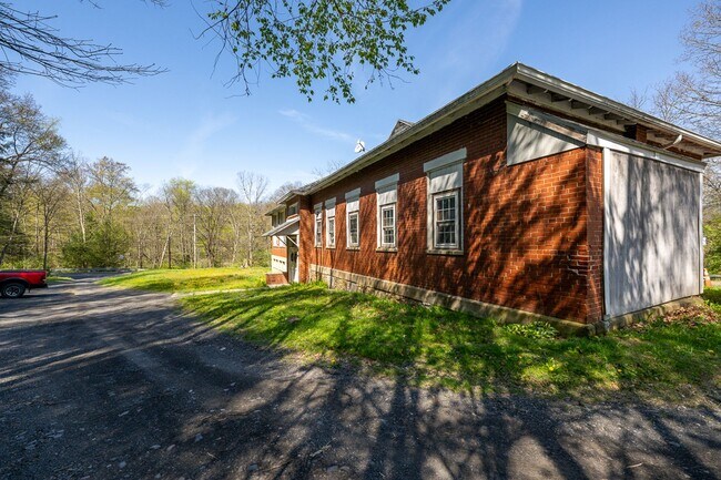 Building Photo - 480 Spruce Hollow Rd