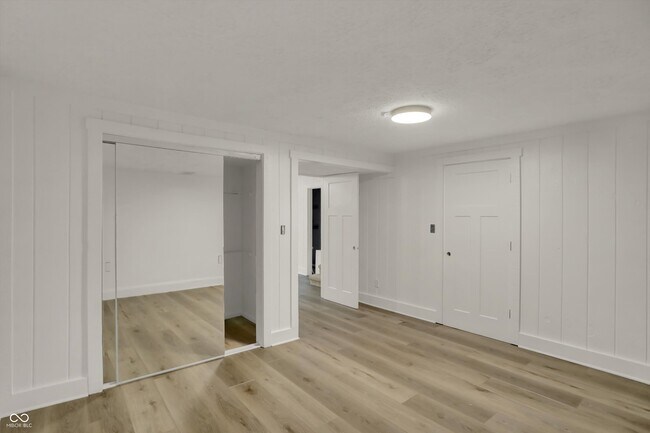 Building Photo - 3037 Golfview Dr