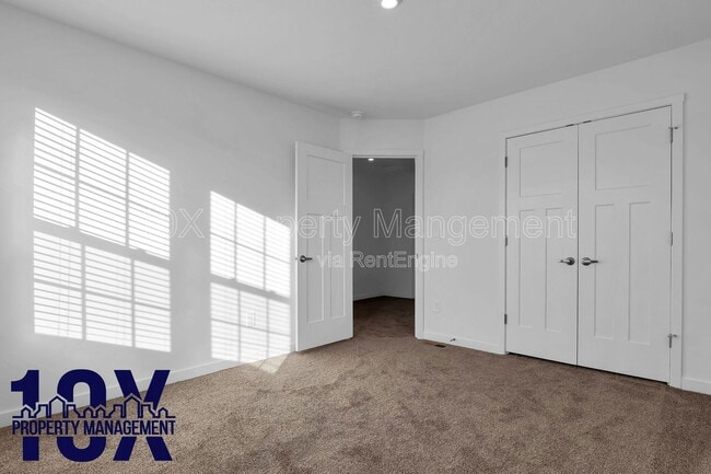 Building Photo - 3246 Mackinac Dr