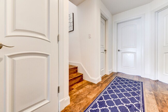 Building Photo - Rare Top-Floor, 2-Level Luxury End-Unit Condo with Loft in Alexandria!
