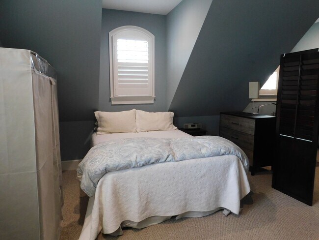 Building Photo - Fully furnished in-law suite with views of...