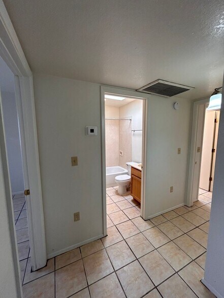 Building Photo - 1150 N Catalina Ave