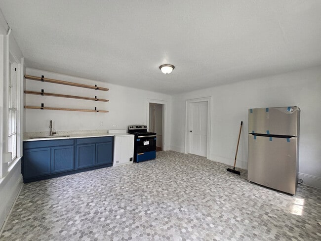 Building Photo - 403 W Hampton Ave