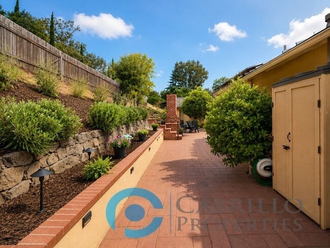 Building Photo - Your dream home awaits! - Stunning & Spacious 3bd/2ba Mt. Helix Home