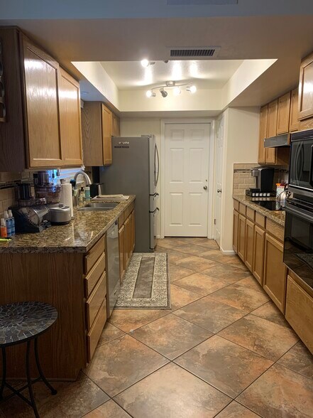Kitchen - 1207 E Loyola Dr