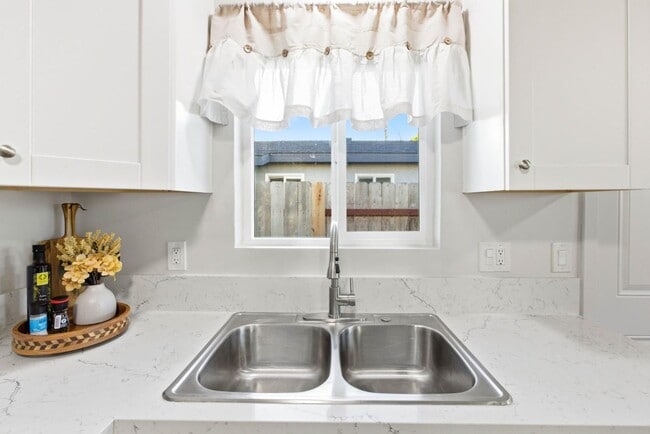 Building Photo - 1135 Florida St