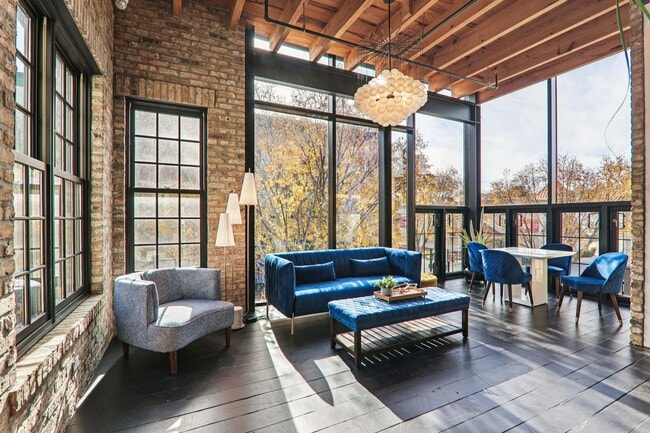 Building Photo - 107 W Main St