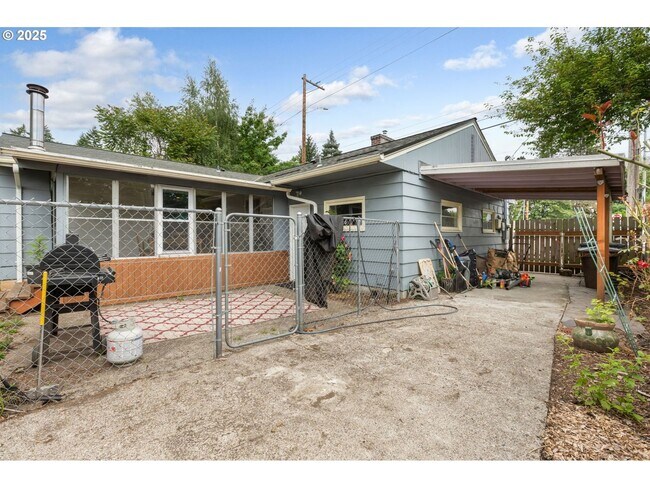 Building Photo - Classic Hillsboro Home with Two Spacious B...