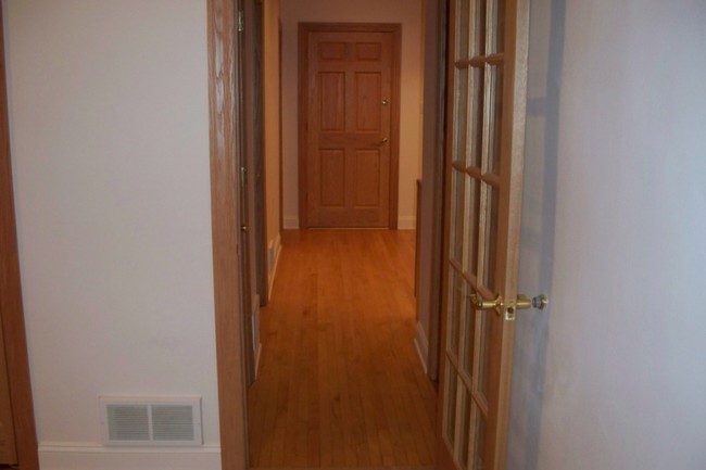 Hallway - 3626 N Leavitt St