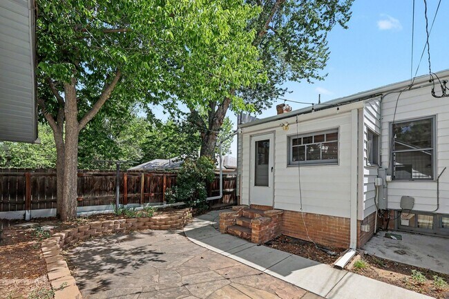 Building Photo - Charming University Neighborhood Home | 2 Bedrooms + Bonus Room