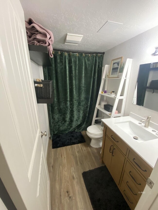 Building Photo - 941 W Chamberlain Dr