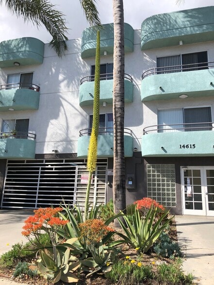 Building Photo - 14615 Burbank Blvd