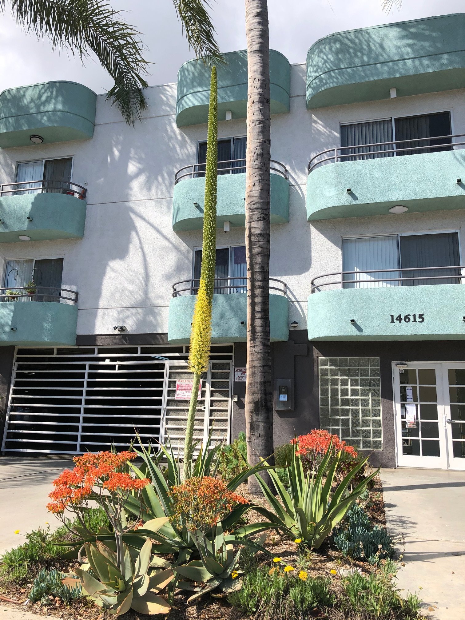 Building Photo - 14615 Burbank Blvd
