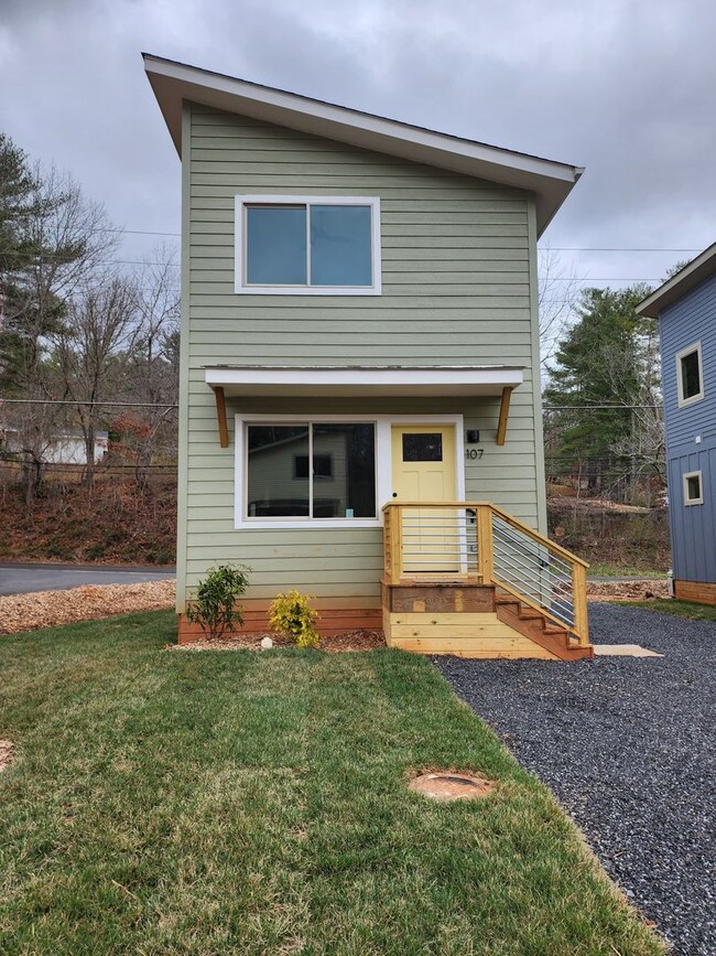 Building Photo - East Asheville Rental