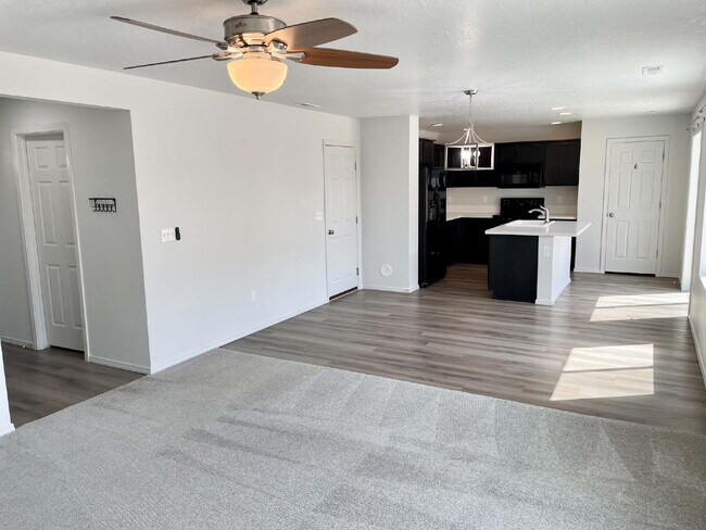 Building Photo - "Charming 3-Bed Oasis on East Drouillard Street with 2.5 Baths and 1470 Sq Ft in Nampa!"