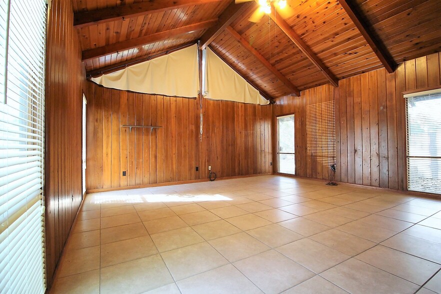 Vaulted Great Room - 21 NW 21st St