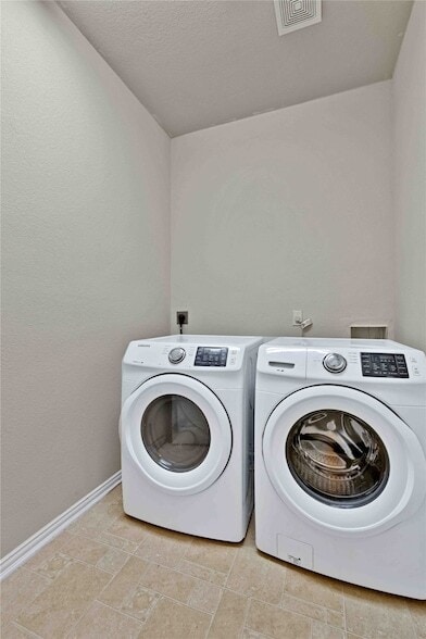 Building Photo - 7305 Oak Leaf Dr