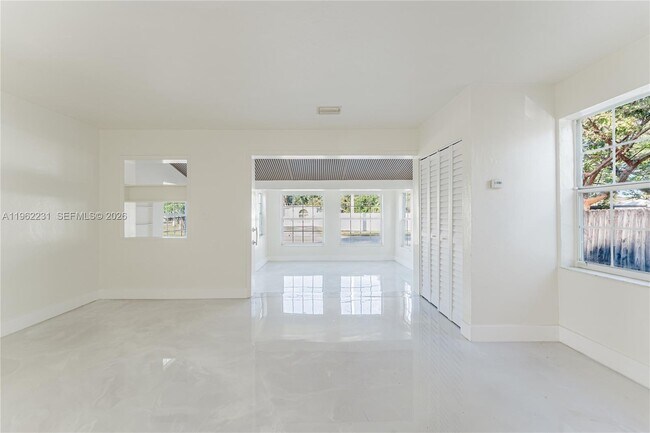 Building Photo - 1621 S 16th Ave