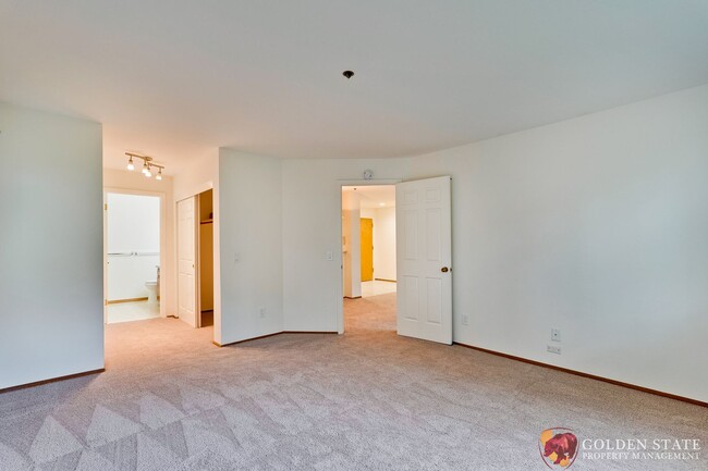 Building Photo - Top Floor Corner Unit - New Carpet - Eleva...