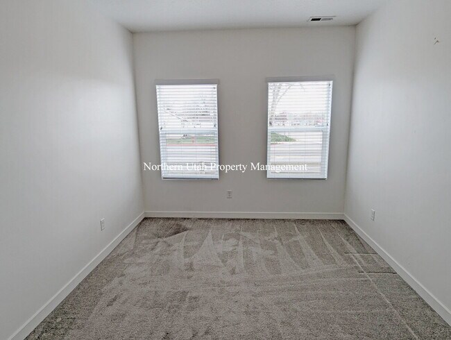 Building Photo - Newer 2 Bed 3 Bath Townhome