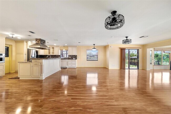 Building Photo - 5330 King's Ct