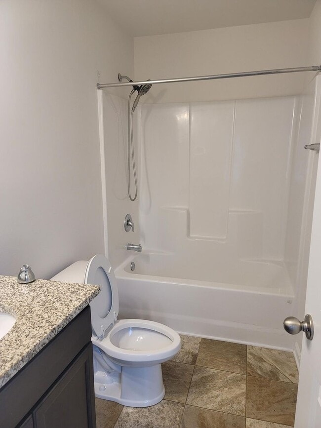 Building Photo - 3 Bed/ 2 full + 2 1/2 baths NEW Boiling Sp...