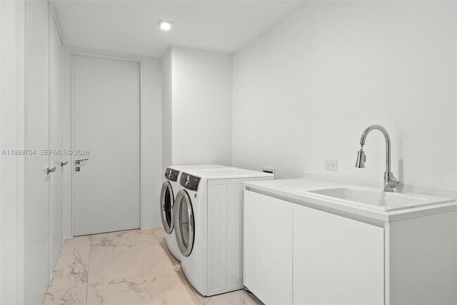 Building Photo - 1000 Biscayne Blvd