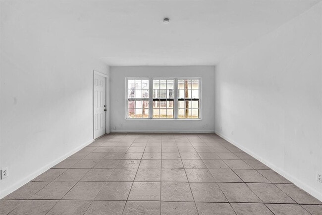 Building Photo - 5748 NW 27th Ct