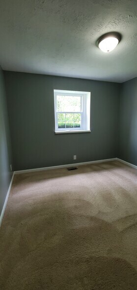 Building Photo - 313 Britanna Dr