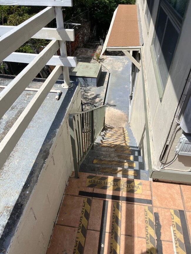 Building Photo - 2 Bed 1 Bath Basement Unit of Duplex House in Kalihi-Palama available now!