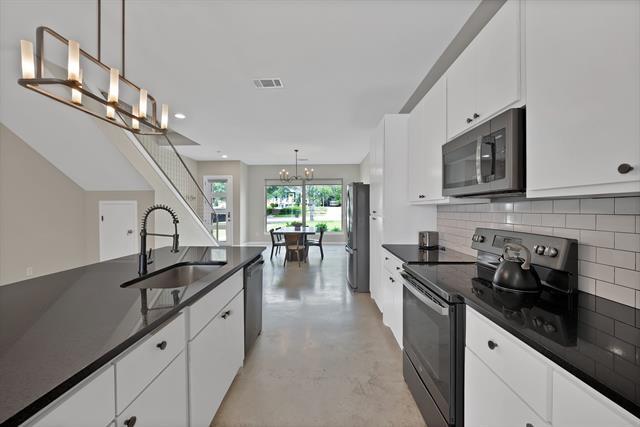 Building Photo - 4633 Calmont Ave