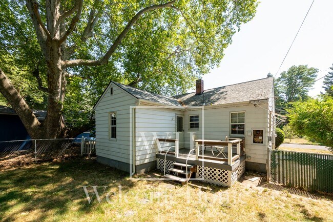 Building Photo - Vintage Home with Room to Entertain