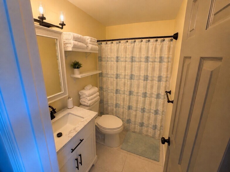 Building Photo - 5215 Coquina Key Dr SE
