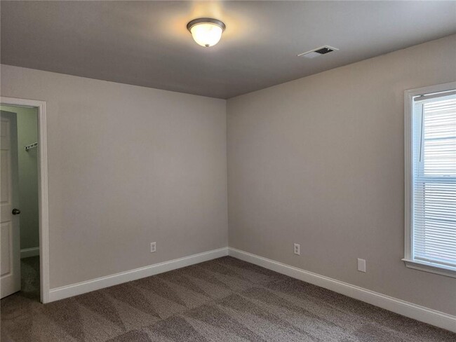 Building Photo - 465 Roland Manor Dr