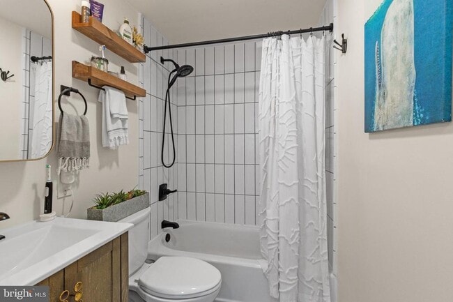 Building Photo - 239 E Thompson St