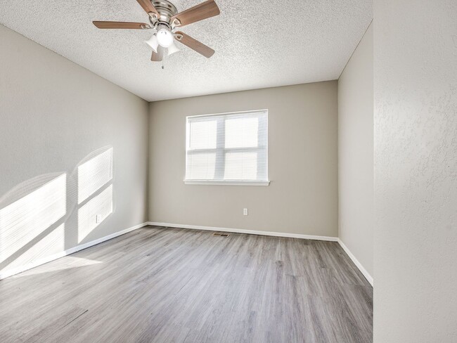 Building Photo - Refreshed Home + Yukon Schools + 3 bedrooms