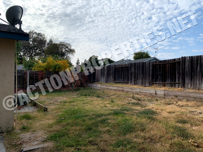 Building Photo - Single Story: Large Yard: RV Parking: 3 Be...