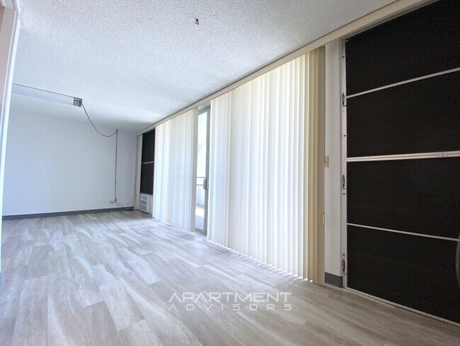 Building Photo - RENOVATED! 2 BED / 2 BATH / 1 PRK! CONVENI...
