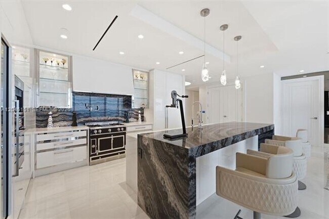 Building Photo - 17901 Collins Ave