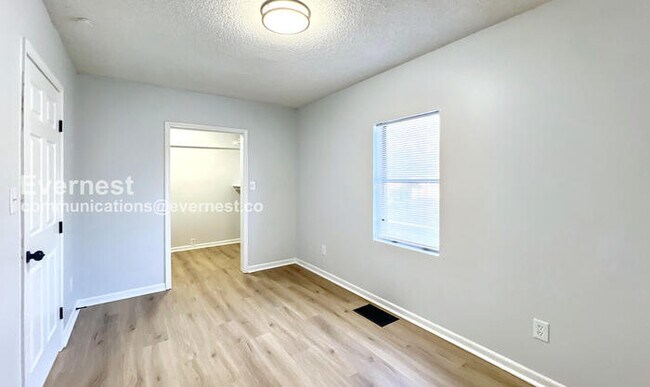 Building Photo - 907 S Cedar Ave