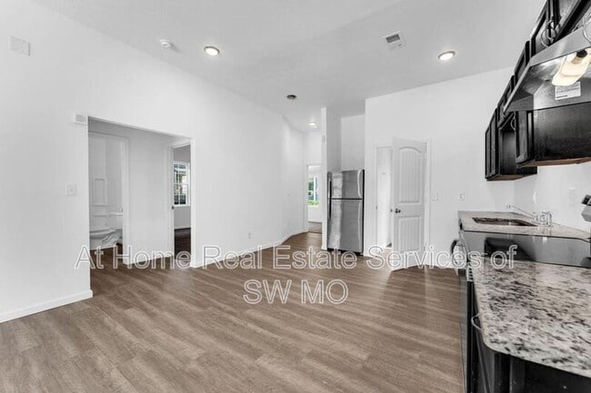 Building Photo - 522 S Broadway Ave