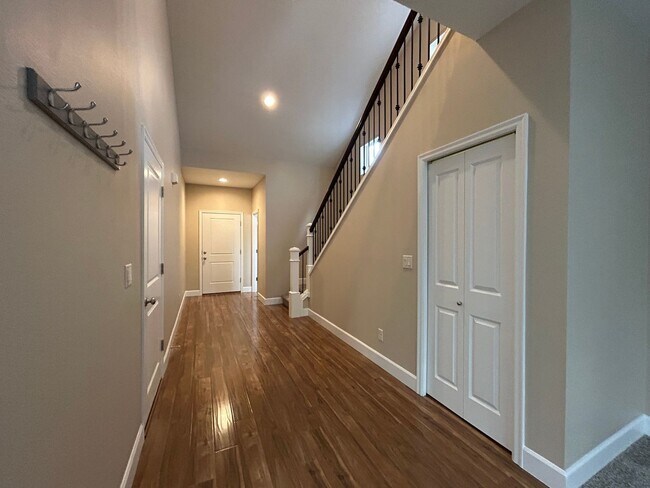 Building Photo - Gorgeous 4 Bed, 2.5 Bath Tuscany Home!