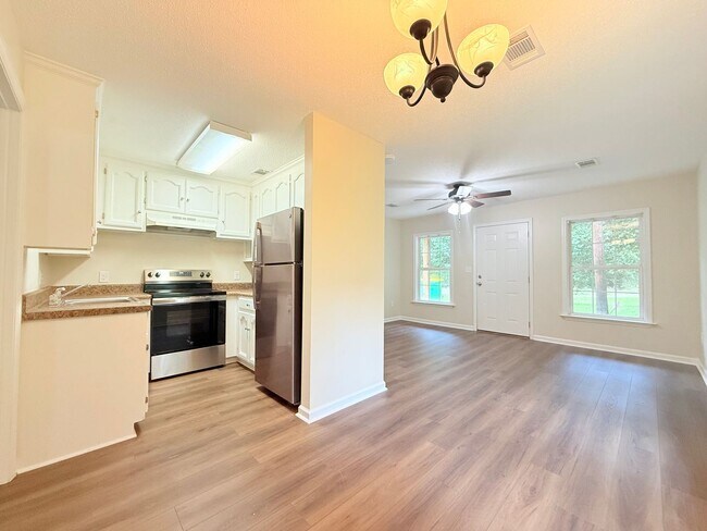 Building Photo - Cute 1 Bed 1 Bath Home Available! Call to Schedule a Tour Today!
