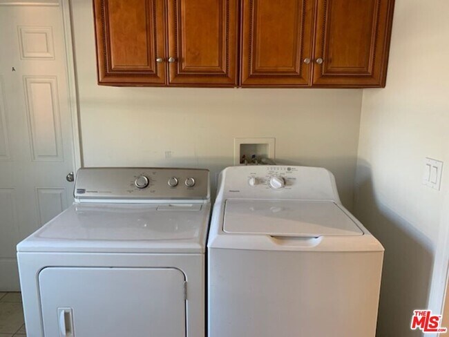 Building Photo - 1305 W 37Th Pl